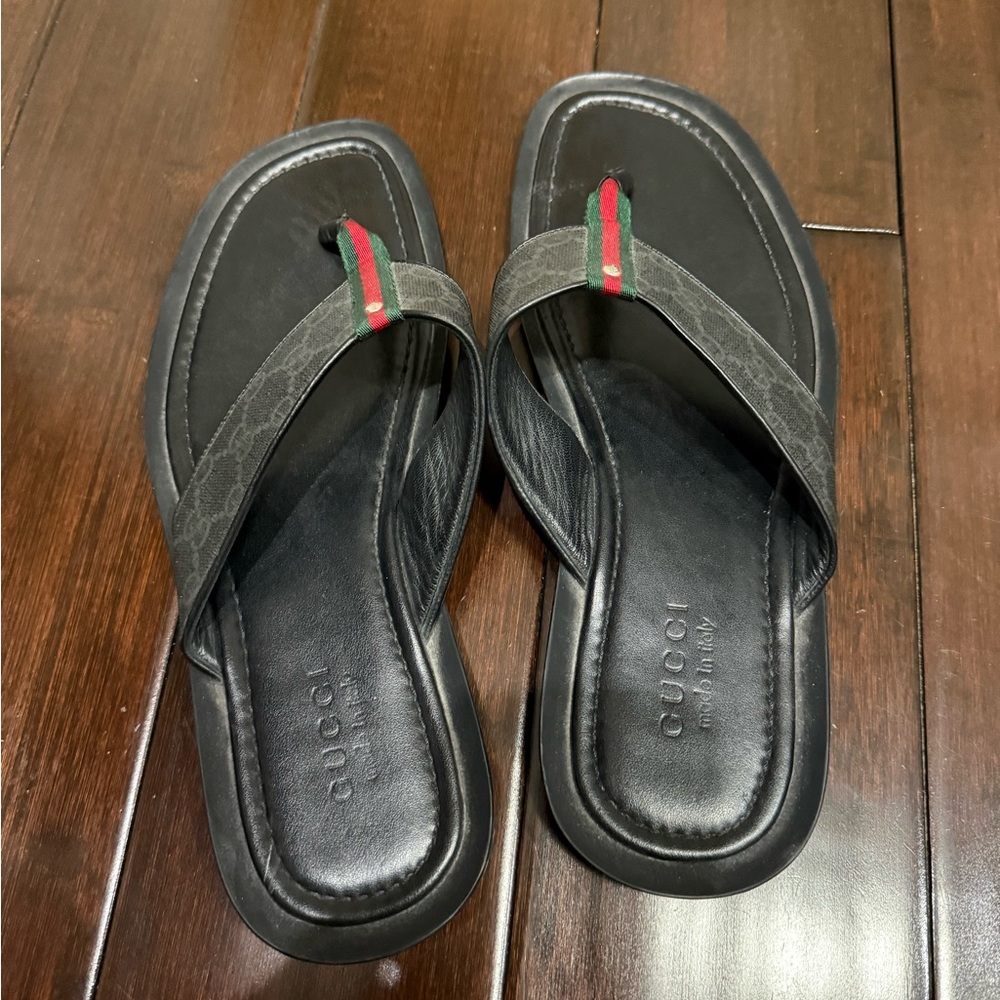 Gucci Black and Green Sandals with Thong Design